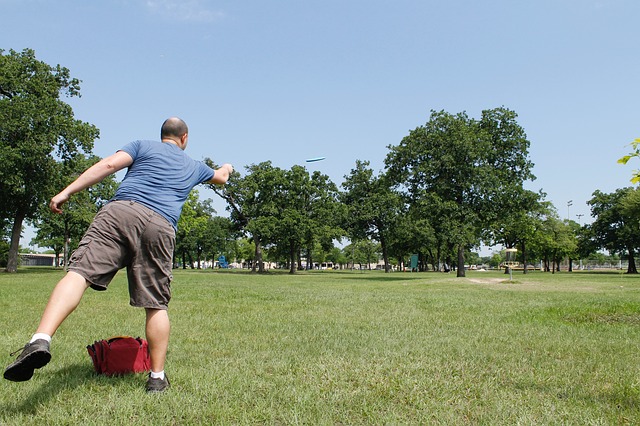 photo of man playing disc golf